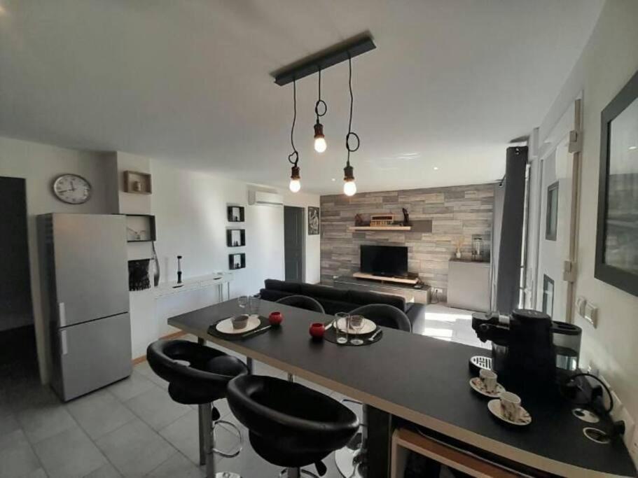 Appartement Spacieux &Tres Calme. Spacious & Very Quiet Apartment. Carros Zewnętrze zdjęcie