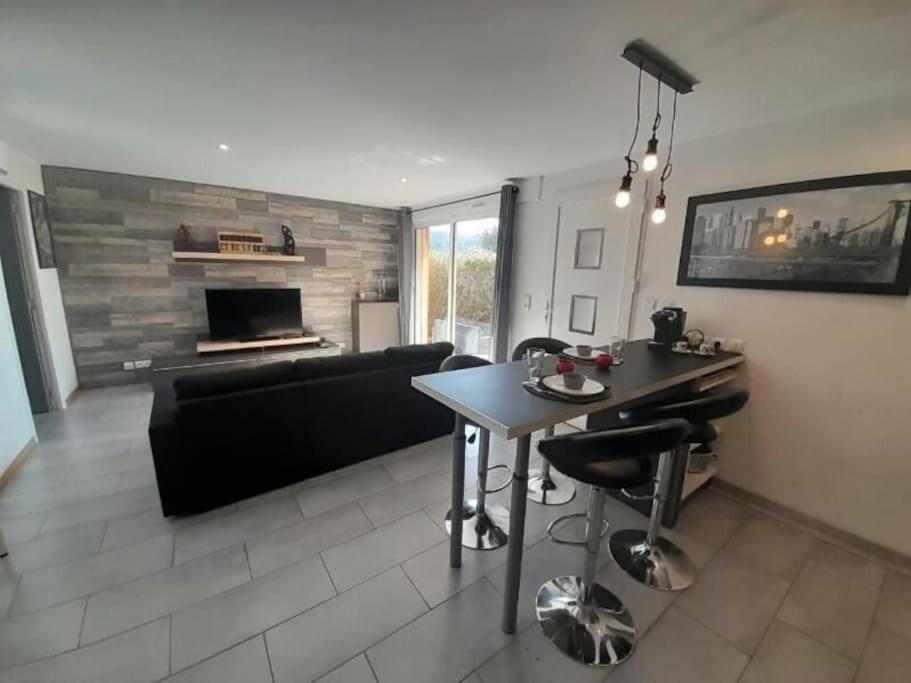 Appartement Spacieux &Tres Calme. Spacious & Very Quiet Apartment. Carros Zewnętrze zdjęcie